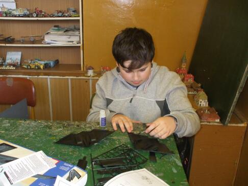 Plastikový modelár